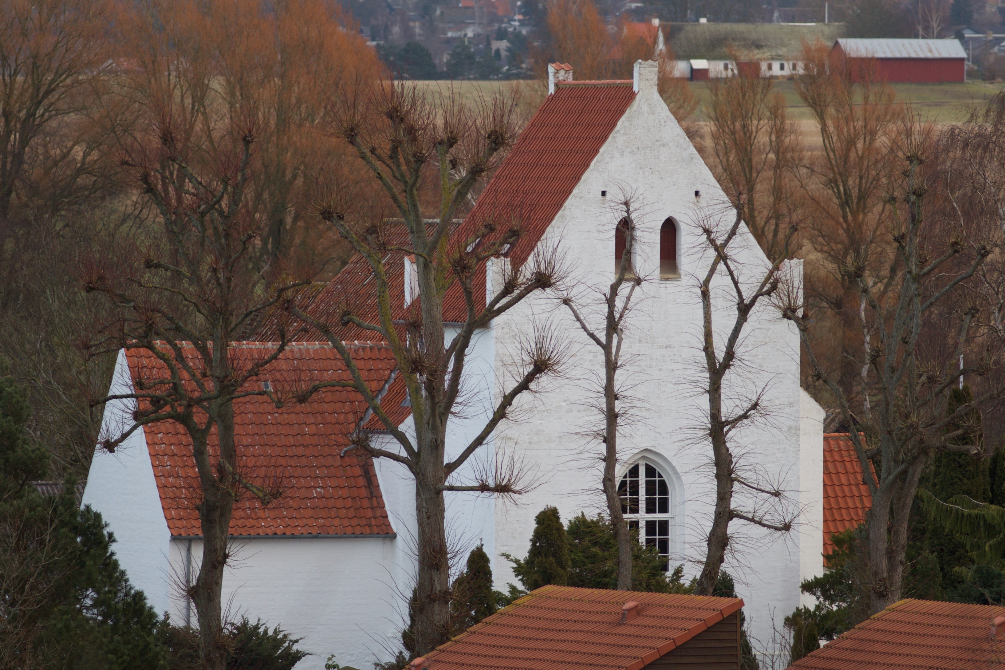 Gevninge Kirke med tårnet set fra vest med gotiske vinduer. 