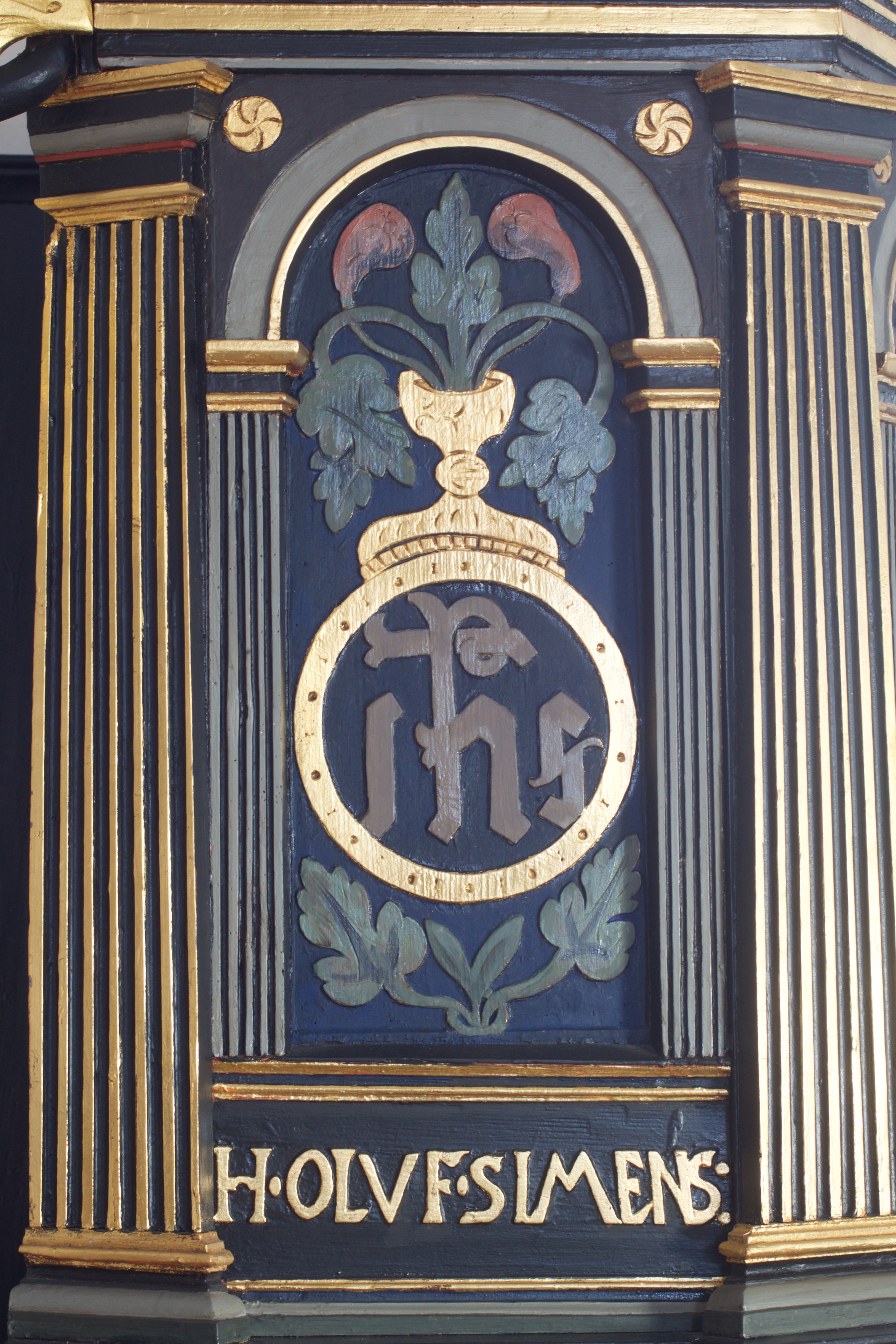 Kornerup Kirkes prædikestol er præget af Jesu monogram fra middelalderen. IHS står for Iesus Hominum Salvator, der er latin og betyder Jesus, menneskenes frelser. IHS er ligeledes de tre første bogstaver i det græske ord for Jesus.