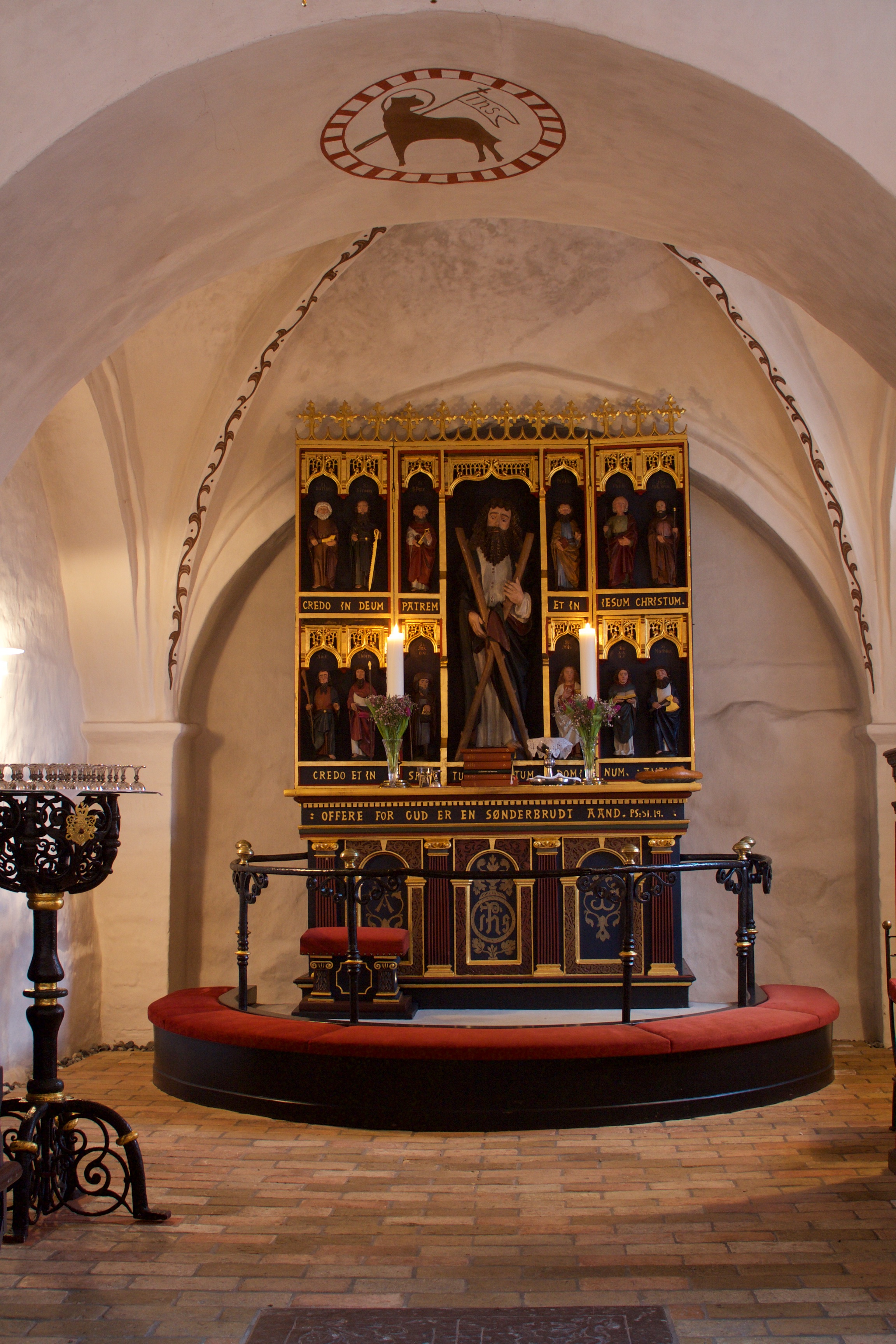 Koret med altertavle og Jesusmonogram i buen i Kornerup Kirke