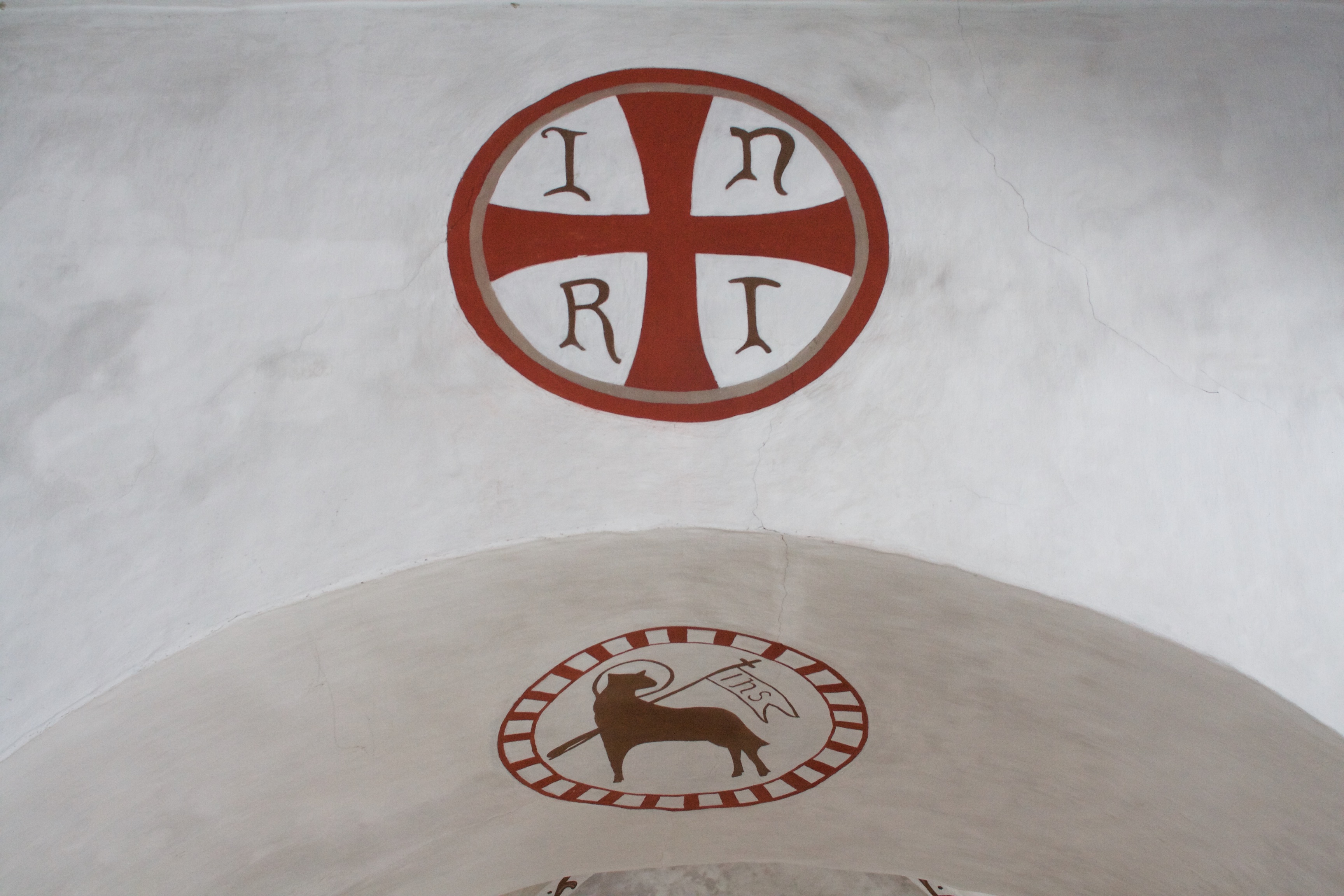 I triumfbuen mellem skib og kor i Kornerup Kirke ses to Jesusmonogrammer. Bogstaverne INRI er en forkortelse af det latinske “Iesus Nazarenus Rex ludaeorum” der betyder “Jesus af Nazareth, jødernes konge”. IHS betyder Jesus.