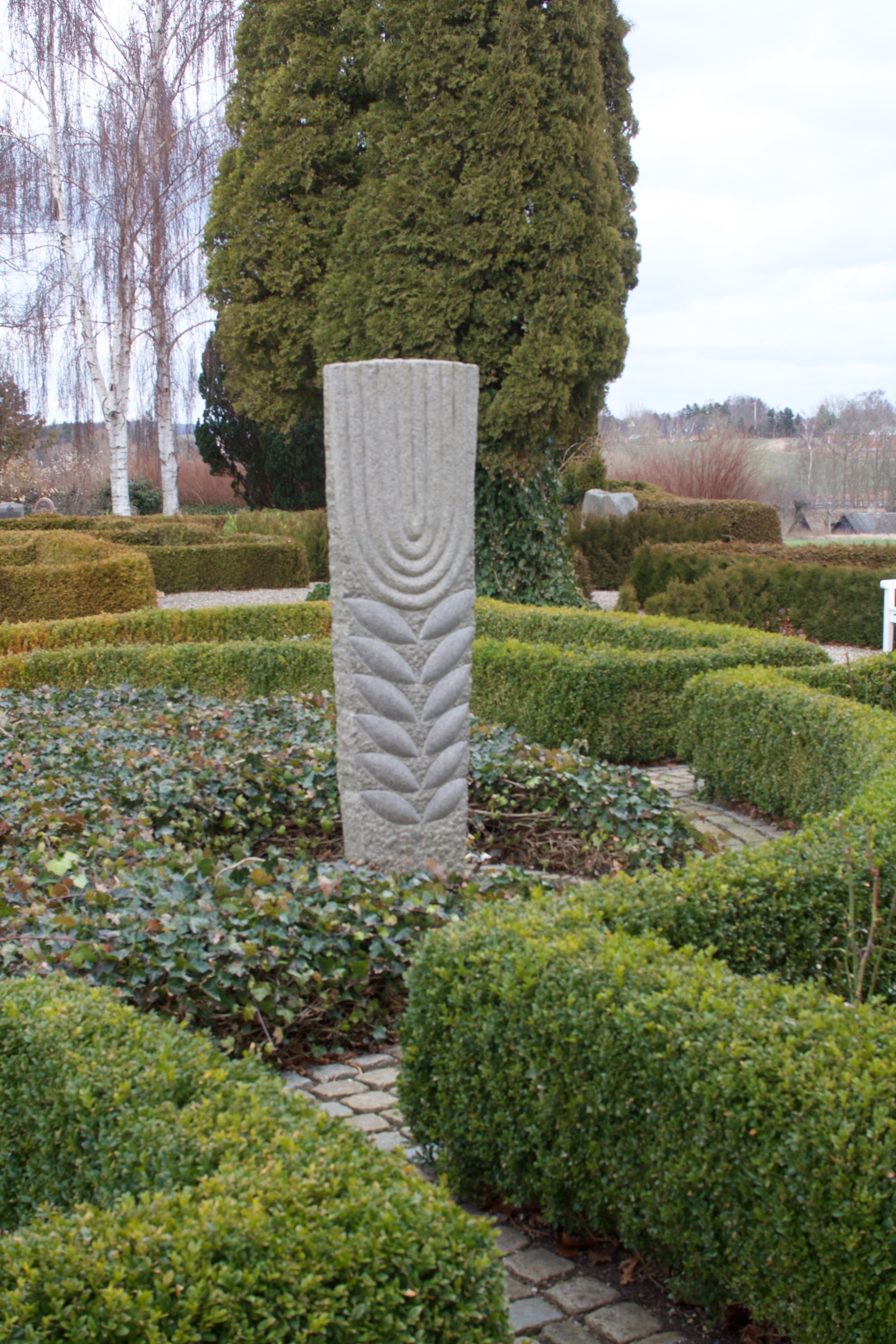 Granitskulptur af billedhugger Erik Brandt. Kornakset er et kristent symbol på liv