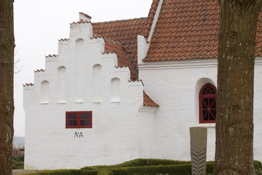 Sakristiets gavl i Kornerup Kirke har 9 trappekamme, og 5 fladbuede, høje blændinger. Det er gotisk byggestil