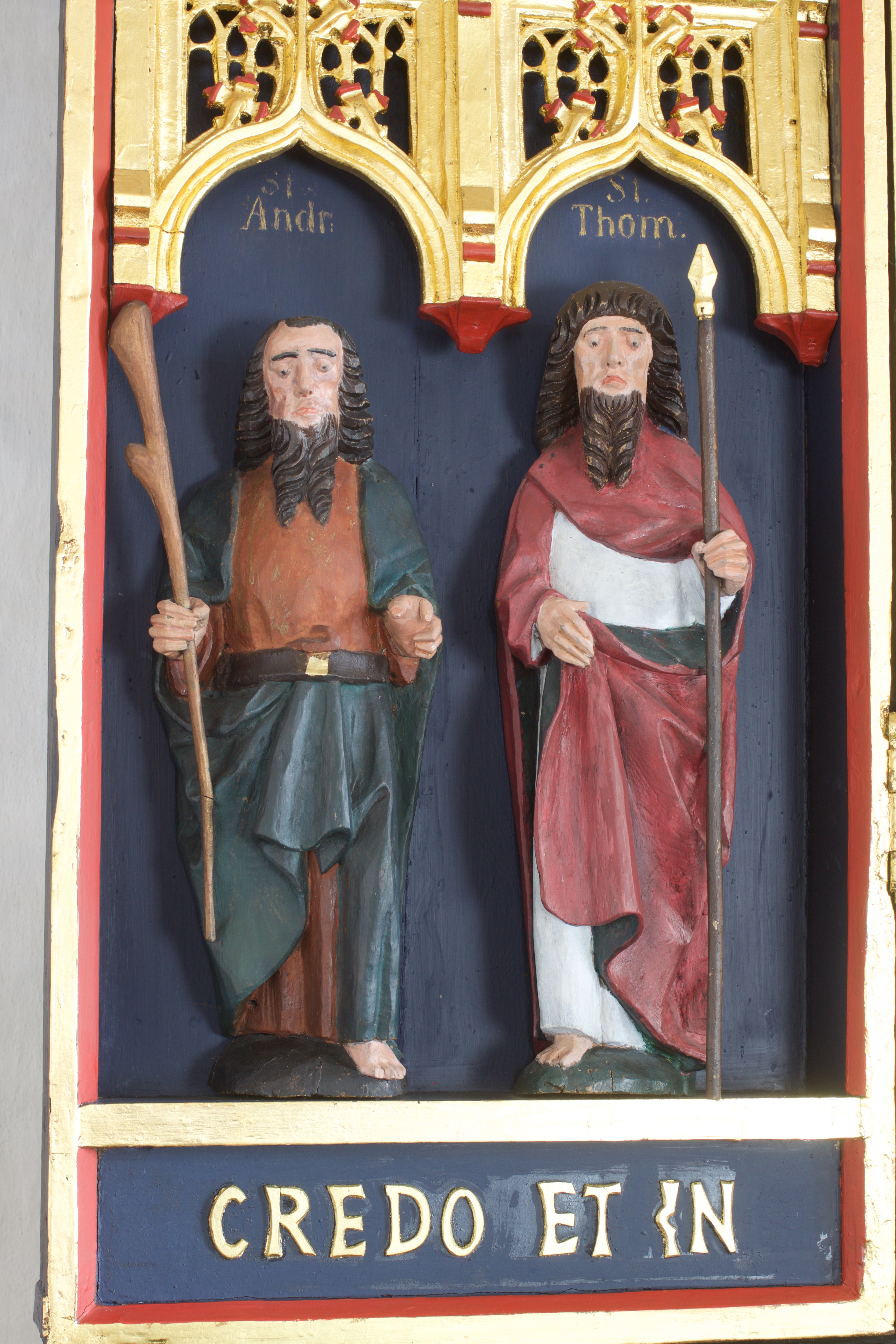 Detalje i Kornerup Kirkes altertavle: Andreas med en gren til korset og Thomas med lanse